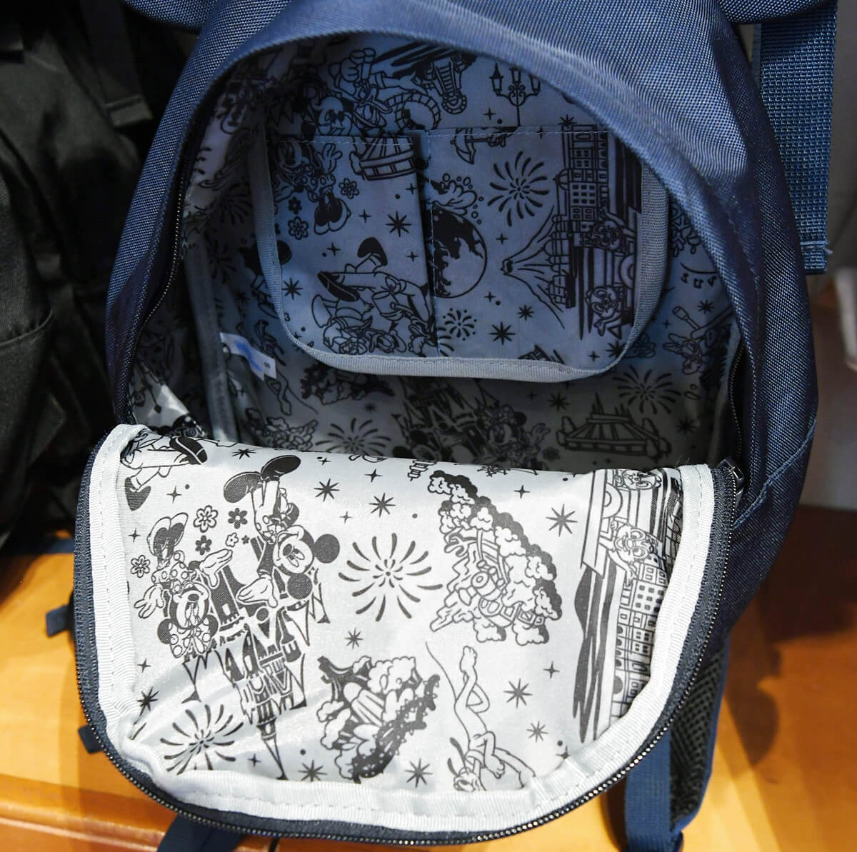 ネイビー登場！東京ディズニーランド ミッキーお耳付きリュックサック -