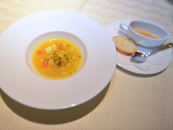 地中海風魚介のスープにウニのルイユを添えて