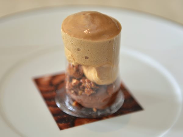 軽いチョコレートクリーム、キャラメルアイスクリームとエスプレッソのフォーム
