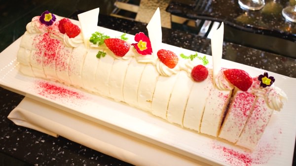 苺と練乳のロールケーキ