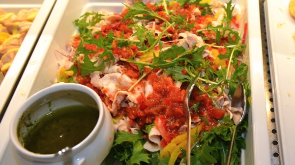 豚バラスライスのサラダ トマトとバジルのソース