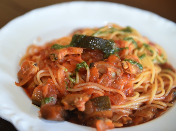 スパゲッティ、アサリと野菜のトマトソース
