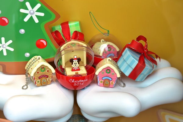 お菓子なミッキーたちが飛び出るキーチェーン ディズニークリスマス14 カプセルトイ ガチャガチャ