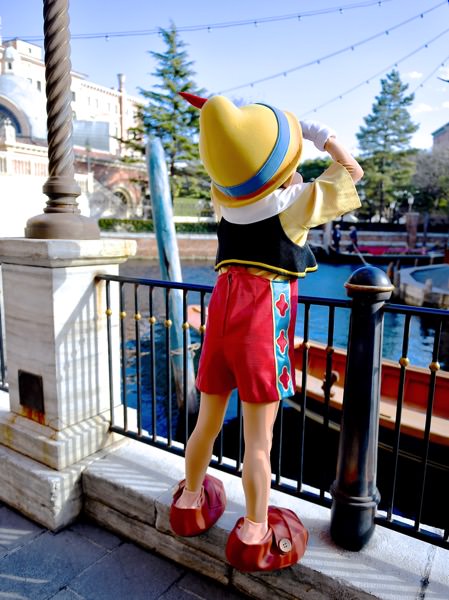 ヴェネツィアンゴンドラを眺めるピノキオ