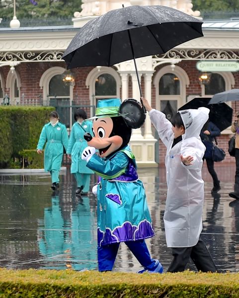 雨の日限定で会える レインコート カッパ 姿のミッキー ミニーちゃんとのグリーティング