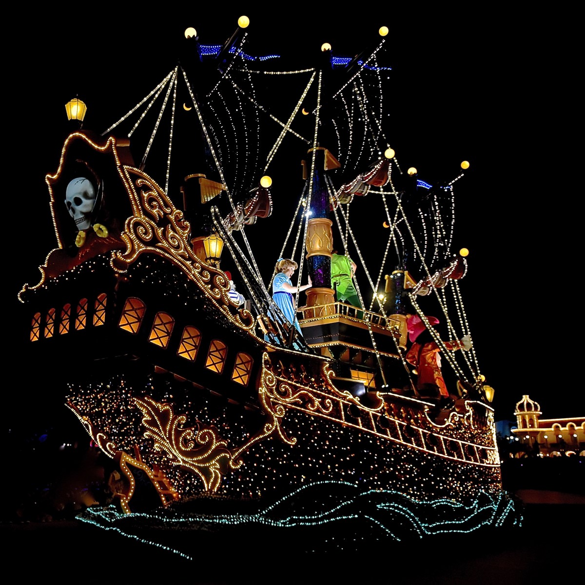 光輝き飛ぶ海賊船