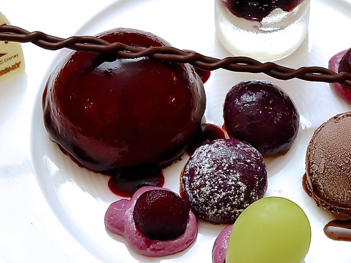 ホワイトチョコレートムース・チーズクリームと紫イモのケーキ・洋梨の赤ワインコンポート