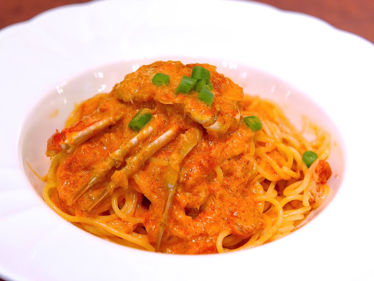 スパゲッティーニ、ワタリ蟹のトマトクリームソース