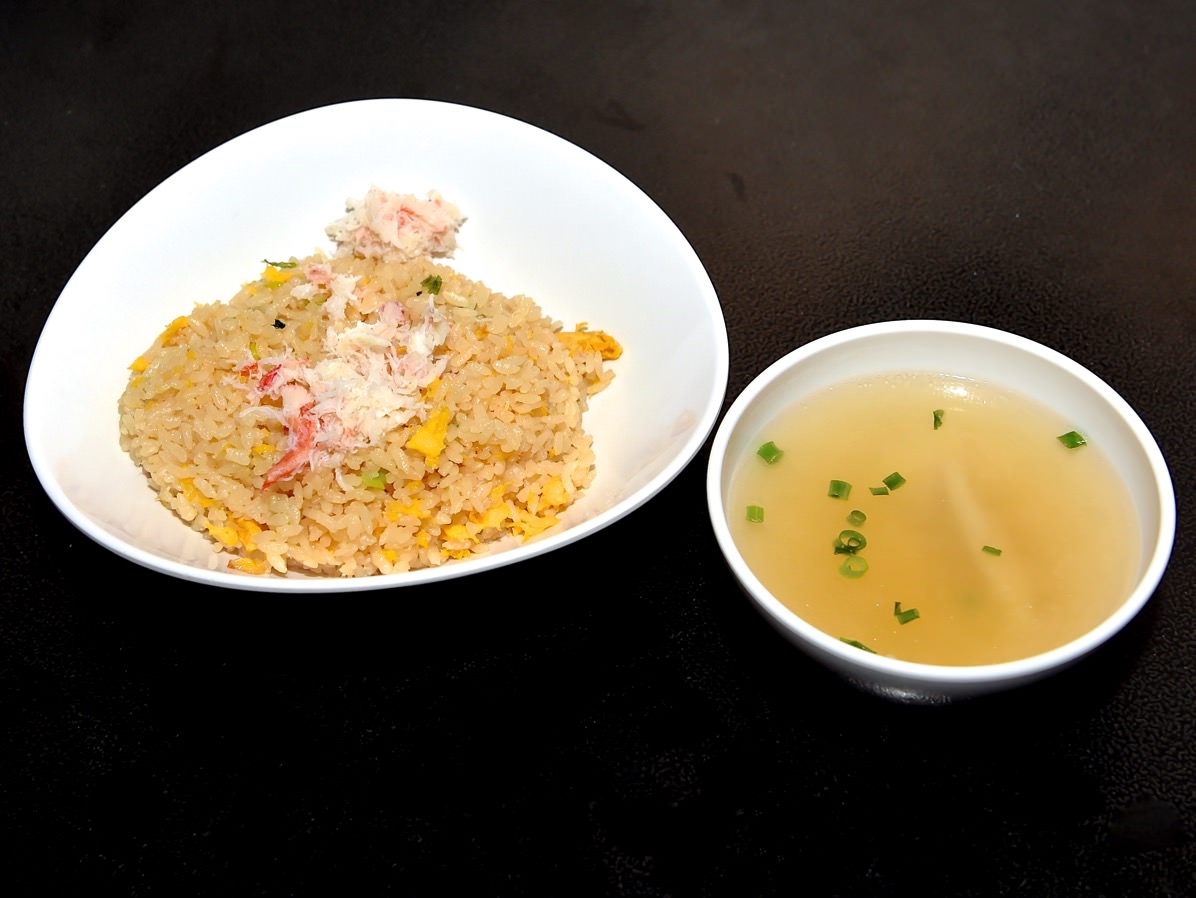 蟹チャーハン(水餃子のスープ付き) 