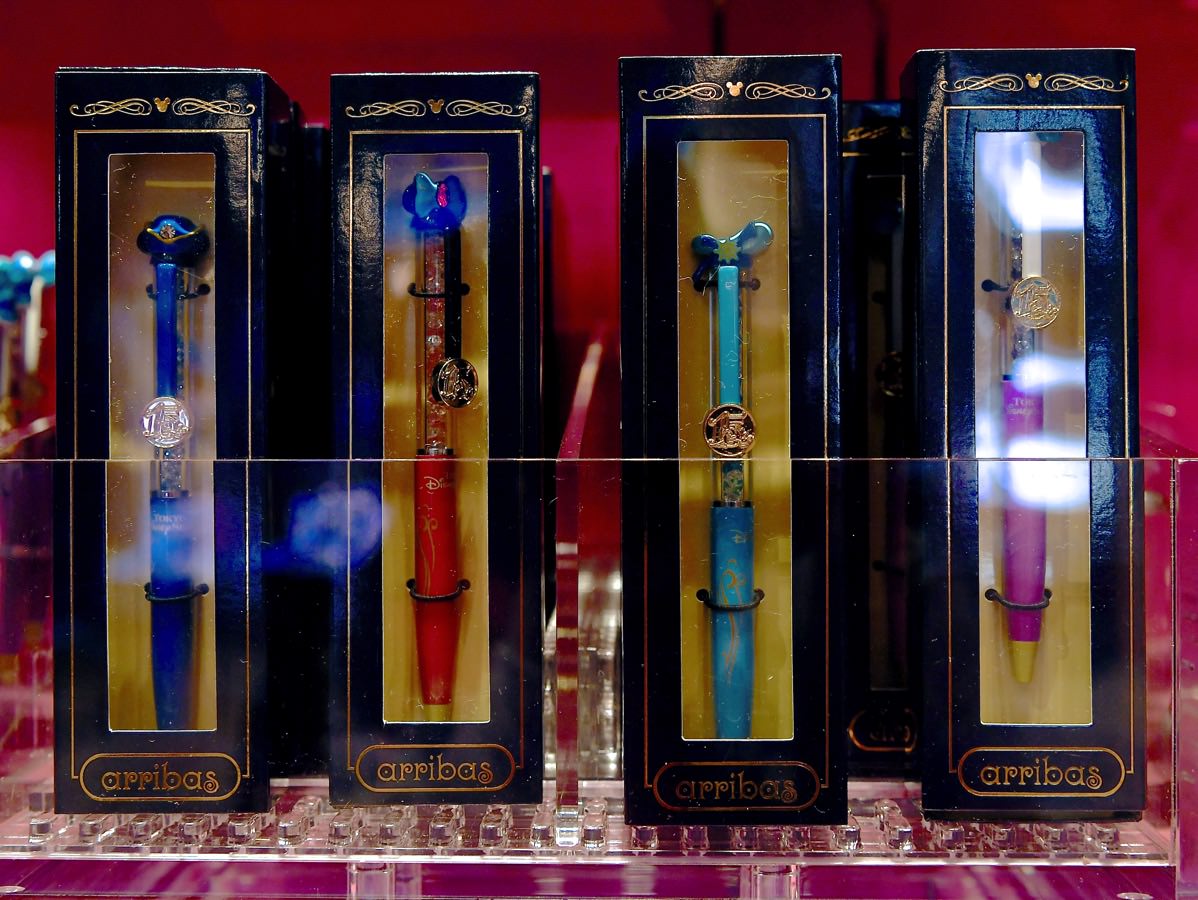ボールペンやキーチェーンも 東京ディズニーシー15周年ガラスグッズ