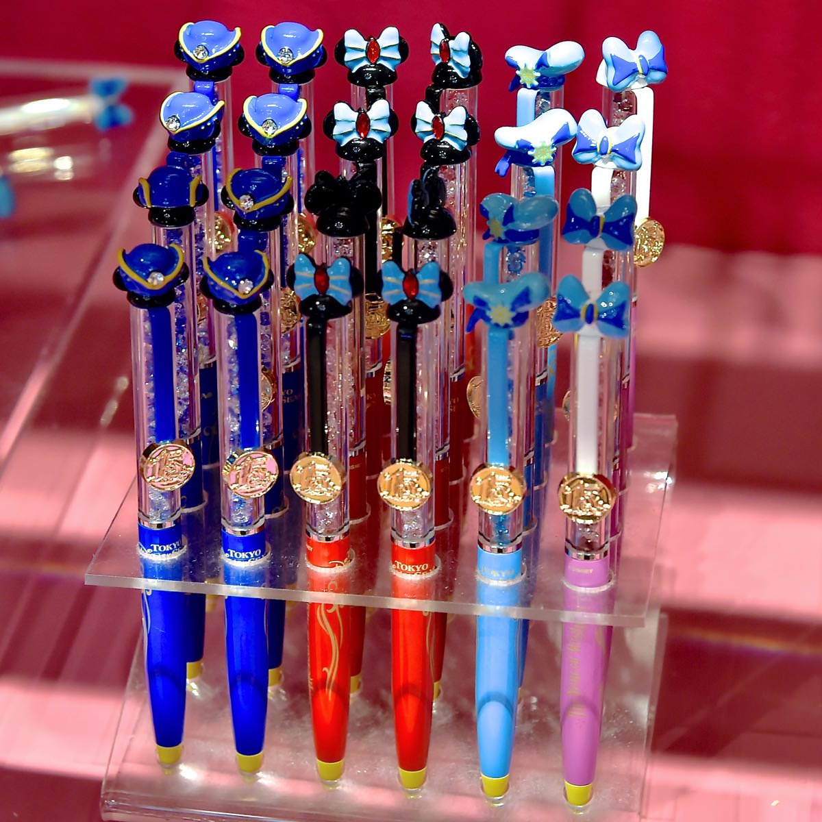 ボールペンやキーチェーンも 東京ディズニーシー15周年ガラスグッズ
