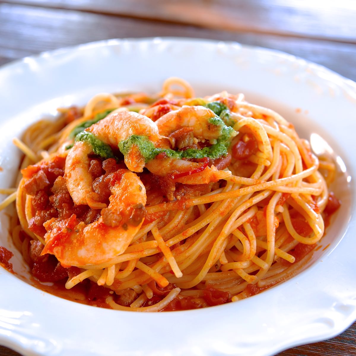 スパゲッティ、海老のスパイシートマトソース