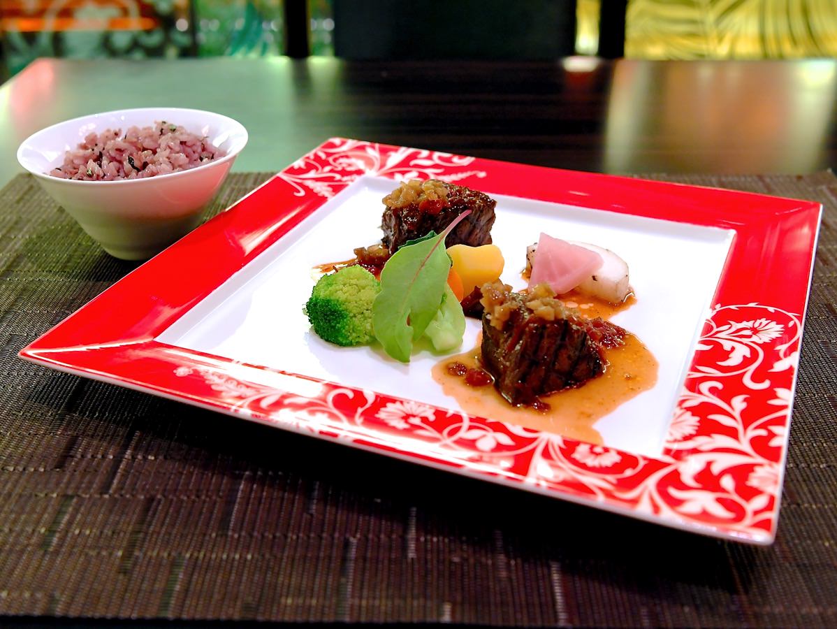 牛ほほ肉のグリル セミドライトマトとＸＯ醤のソース 　オニオンとザーサイのコンディメント　黒米とひじきのご飯