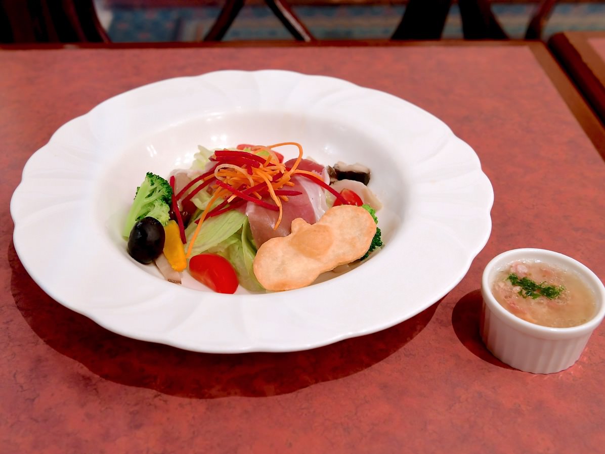プロシュートのサラダ、ベーコンとオニオンの温かいヴィネグレット