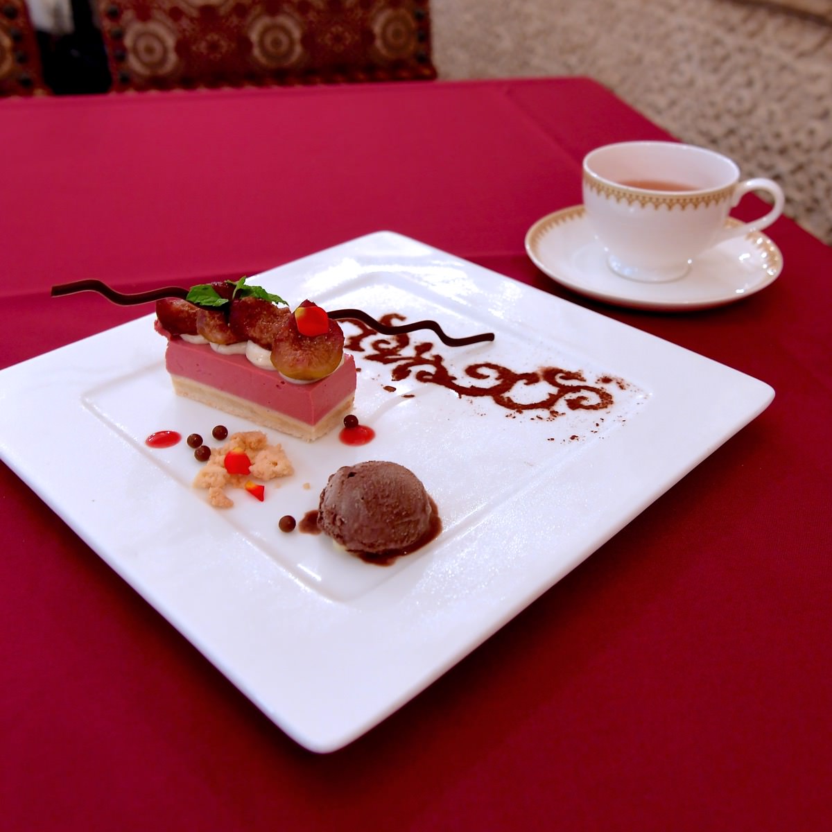 カシスムースケーキとチョコレートアイスクリーム 　イチジクの赤ワインコンポート、キャラメルフレーク　紅茶