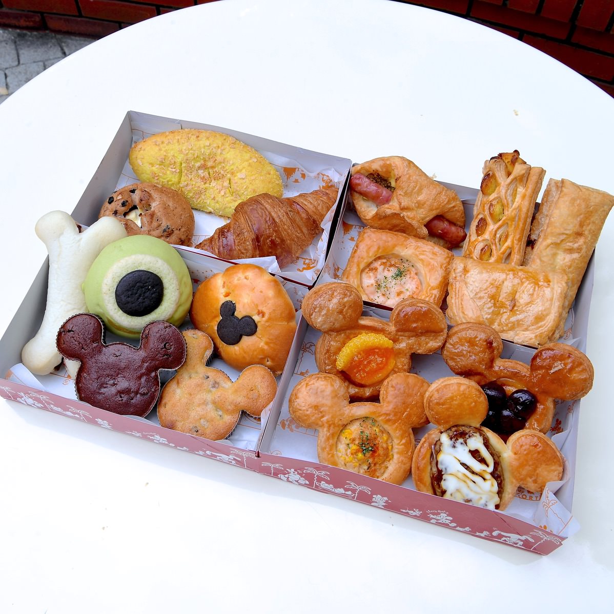 キャラクターモチーフのパンが食べられる 東京ディズニーランド スウィートハート カフェ グランドメニュー 3ページ