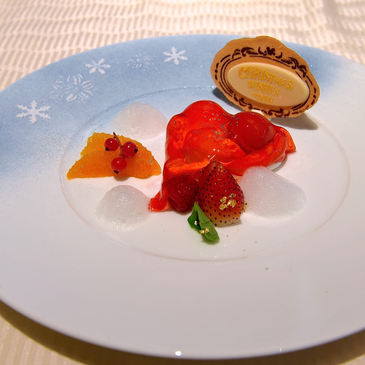 ハート型のメレンゲに入ったクレームダンジュ 　苺と柚子のソルベ　アップ