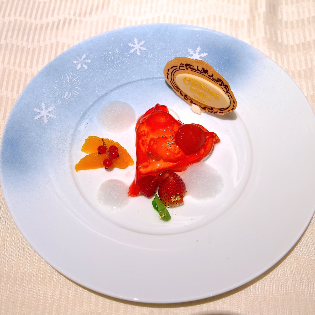 ハート型のメレンゲに入ったクレームダンジュ 　苺と柚子のソルベ
