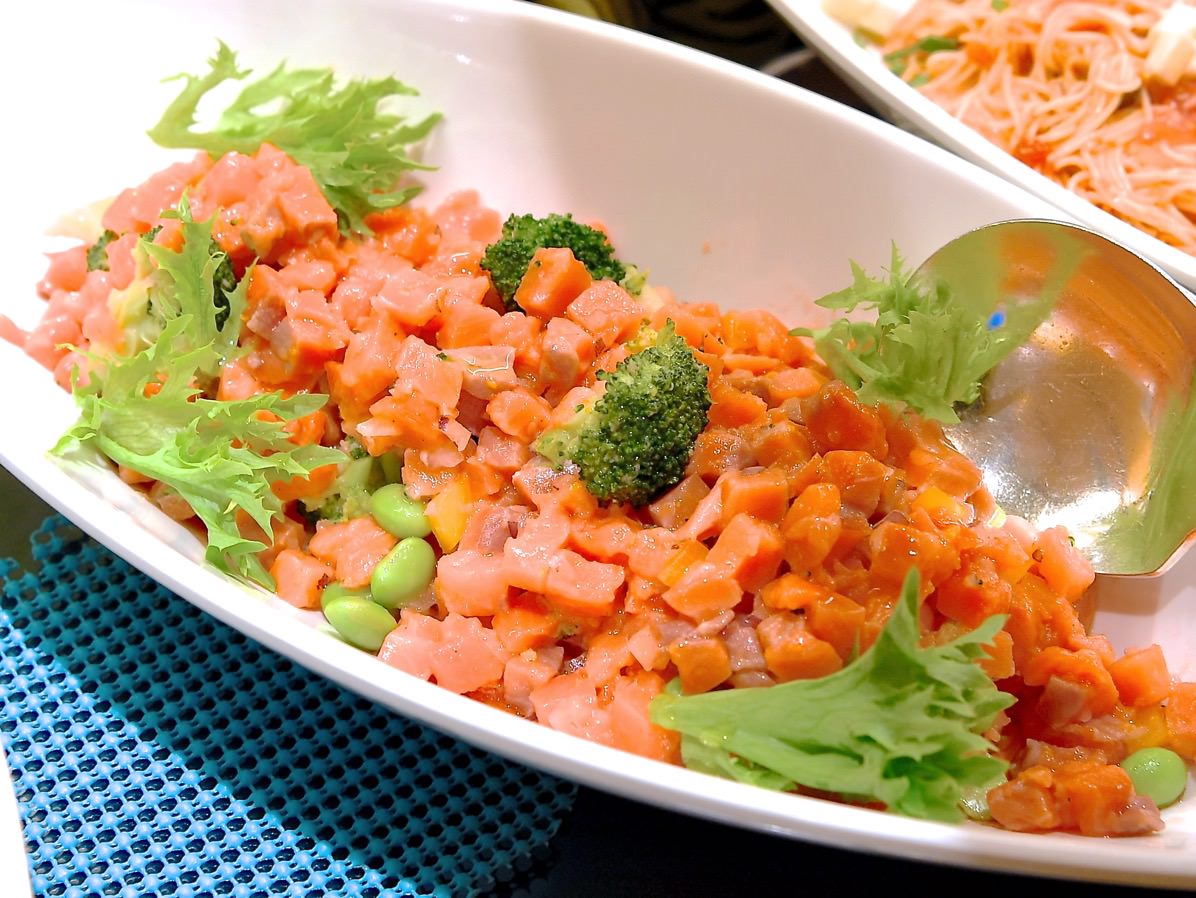 スモークサーモンと彩り野菜のサラダ