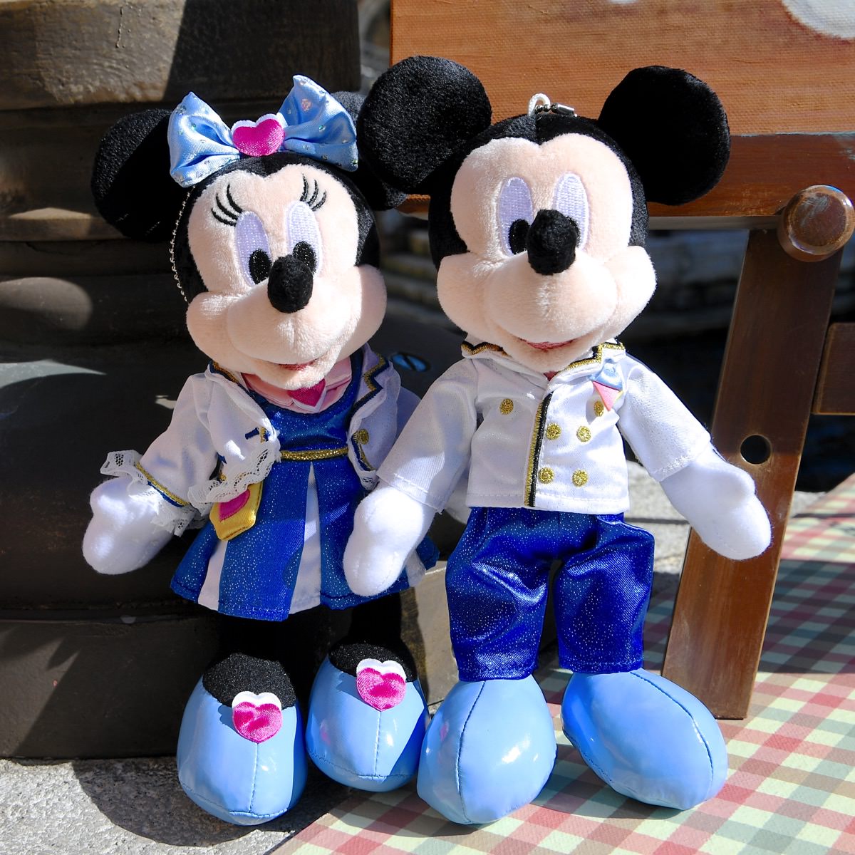 ディズニーシー プラザで会えるディレクターコスチューム 東京ディズニーシー ミッキー ミニーぬいぐるみ バッジ