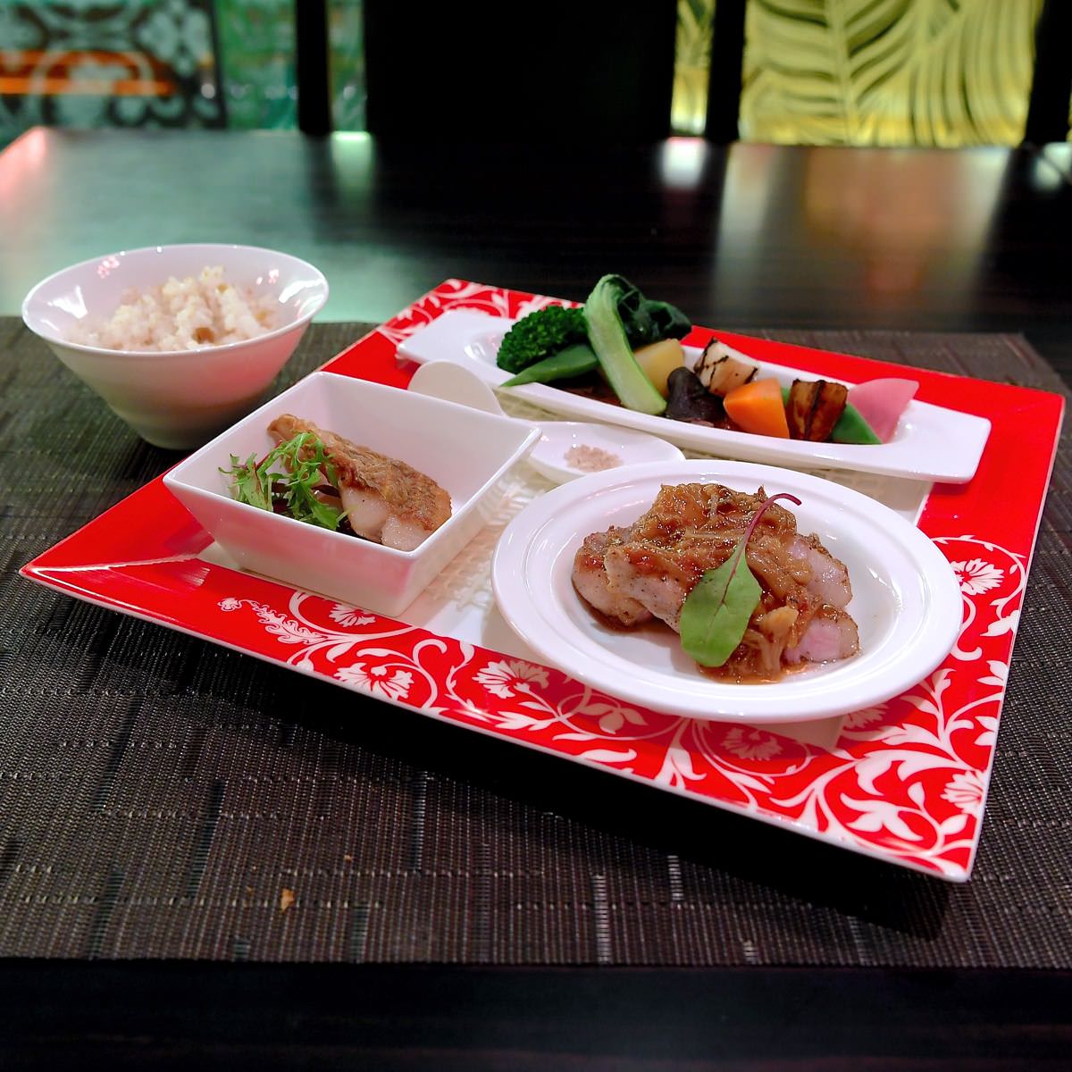 本日の魚のポワレ 　ポークのグリル 桜海老とXO醤ソース 　彩り野菜 梅と昆布の餡　雑穀のご飯