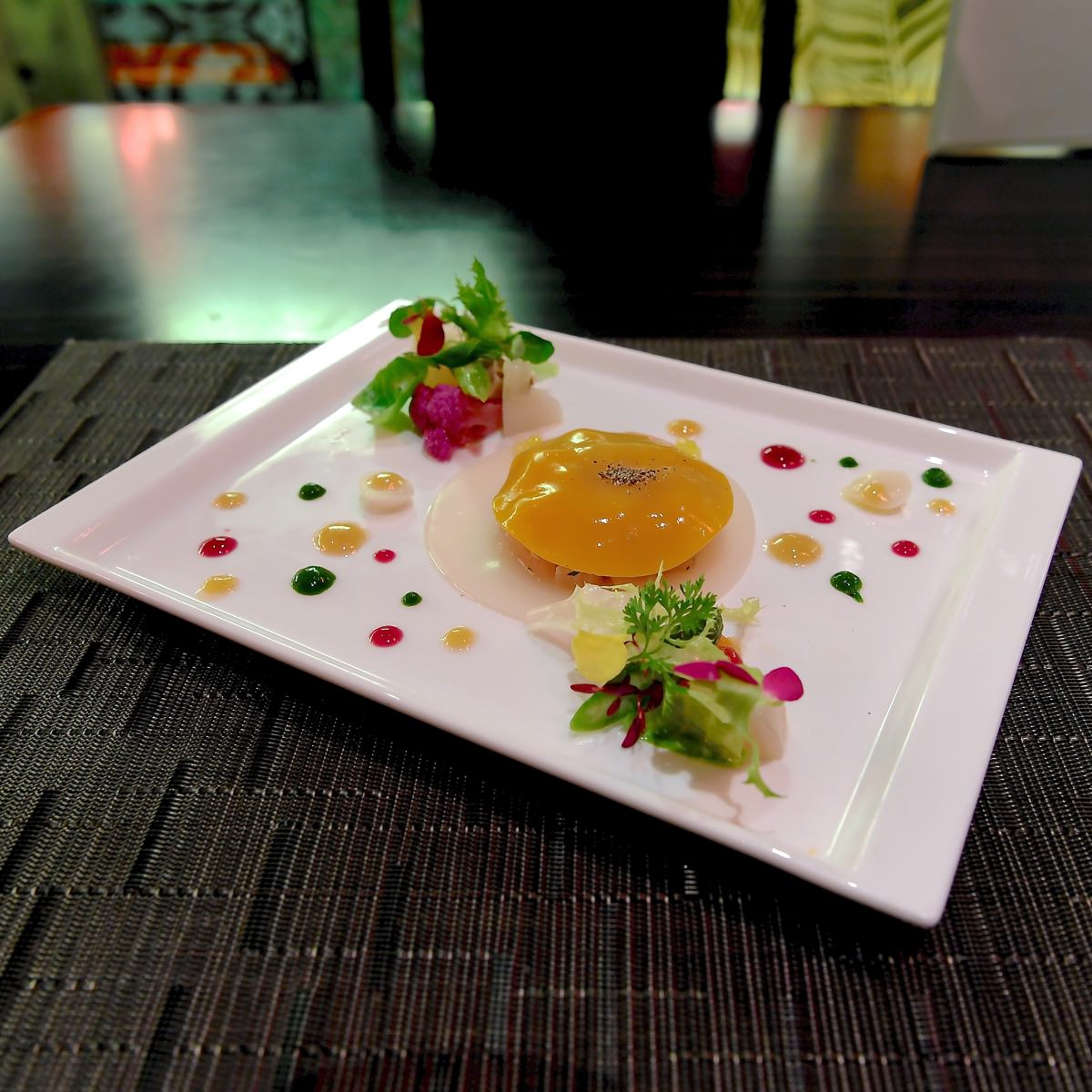 桜の香るサーモンのタルタルと彩り野菜のグレック 　ハニーマスタードソース