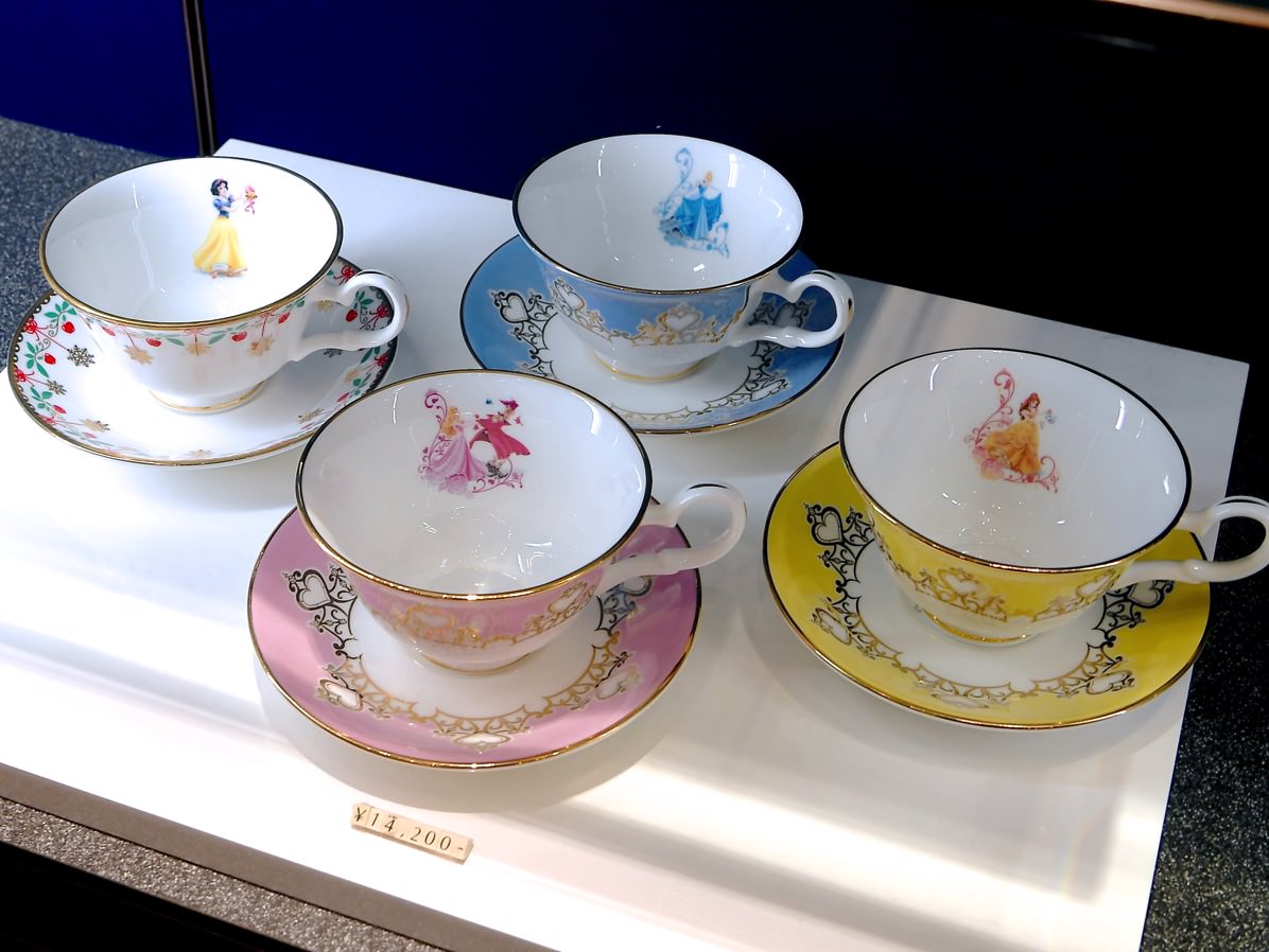 芸術的なディズニープリンセスグッズ 東京ディズニーランド ガラスの靴 陶器製フィギュアとカップ ソーサー