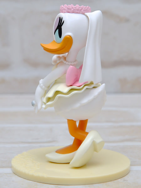 ディズニーキャラクターズ LOVERS MOMENTS -Daisy Duck-ホワイト左