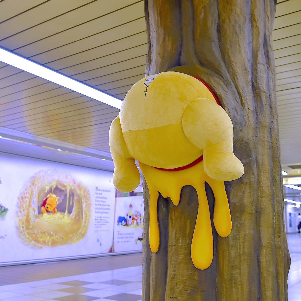 プーさんのおしりと写真が撮れる 東京メトロ新宿駅 メトロプロムナード くまのプーさん デコレーション