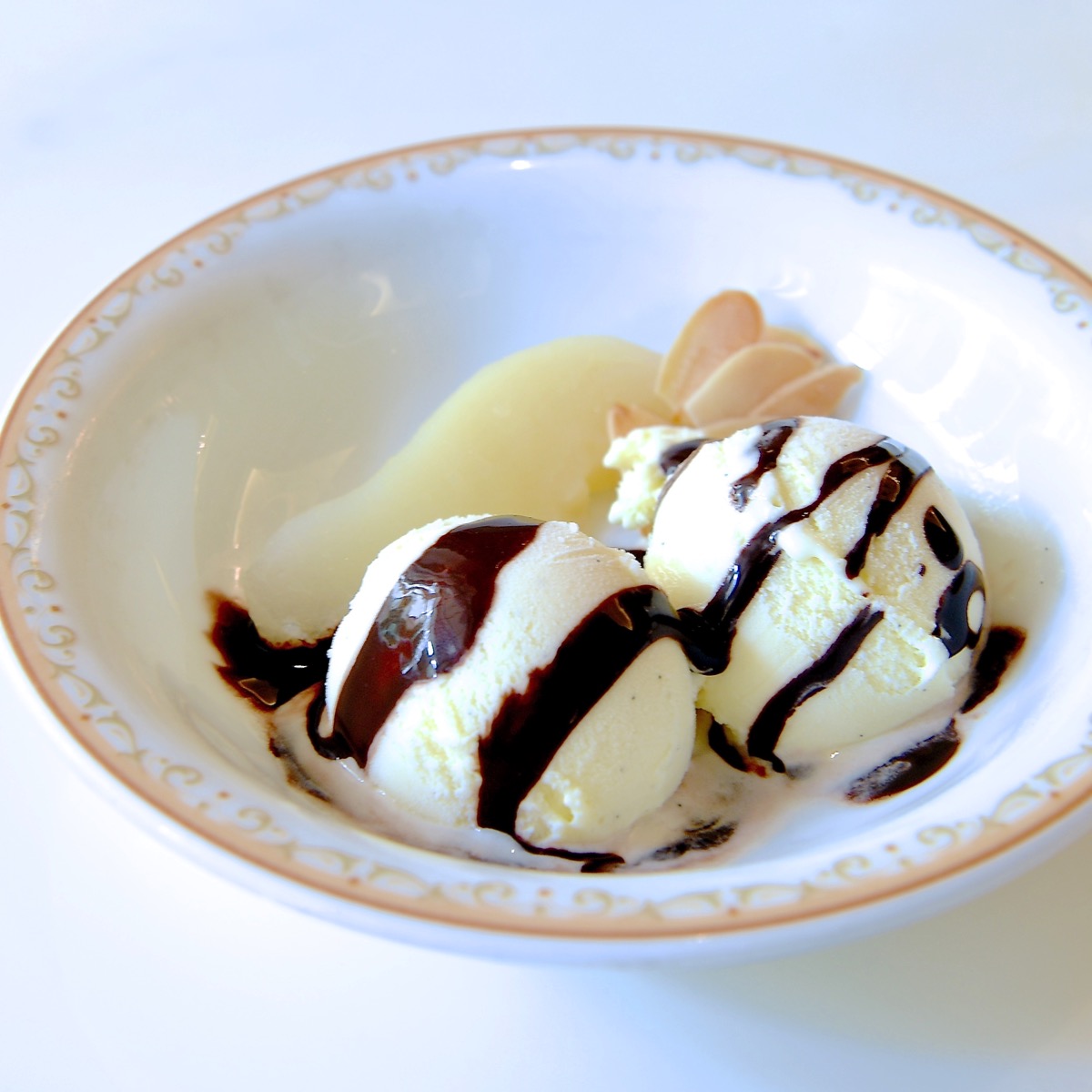 バニラアイスクリーム　洋梨とチョコレートソース