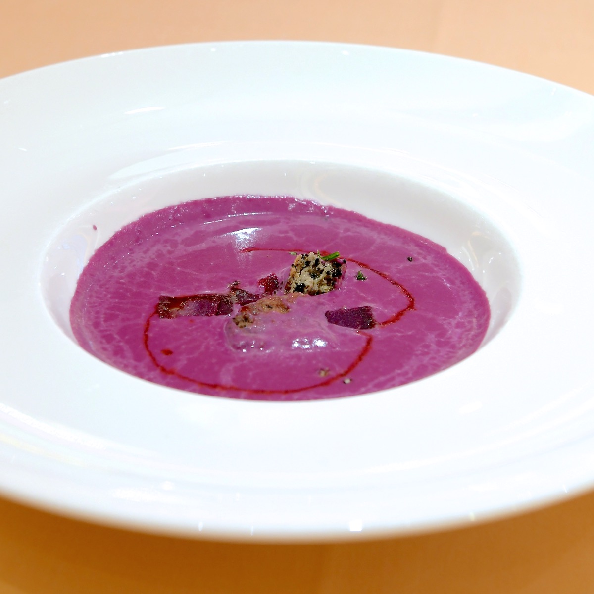 クリーミーな紫芋のスープ 黒ゴマのクランブルを添えて