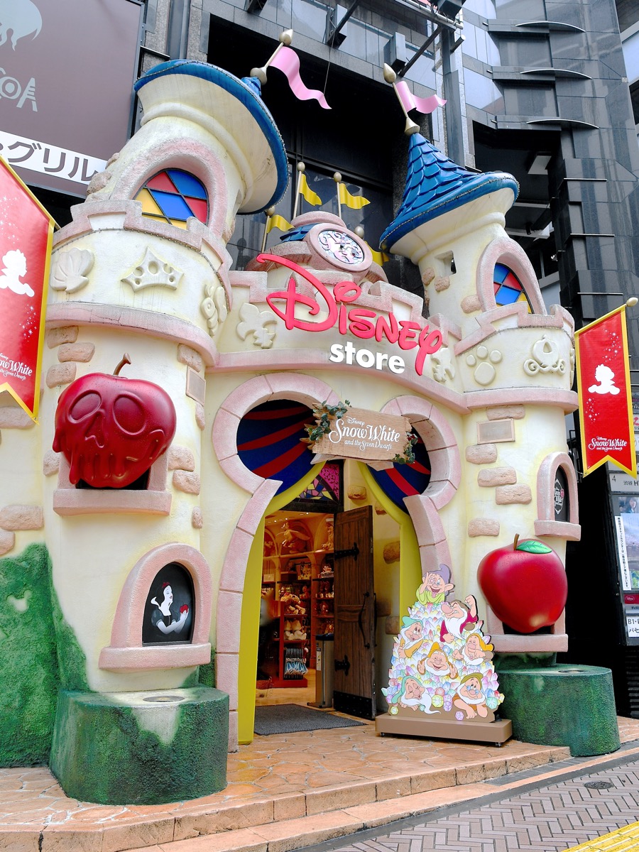 ディズニーストア渋谷公園通り店 期間限定『白雪姫』デコレーション　入り口