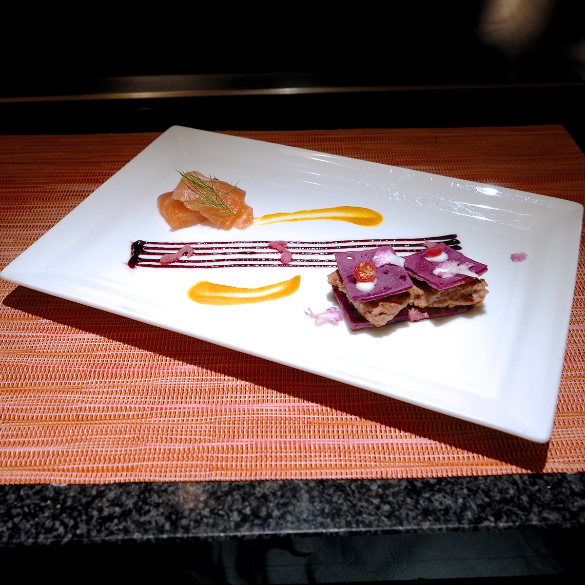 紫芋のパンケーキとサーモンマリネ