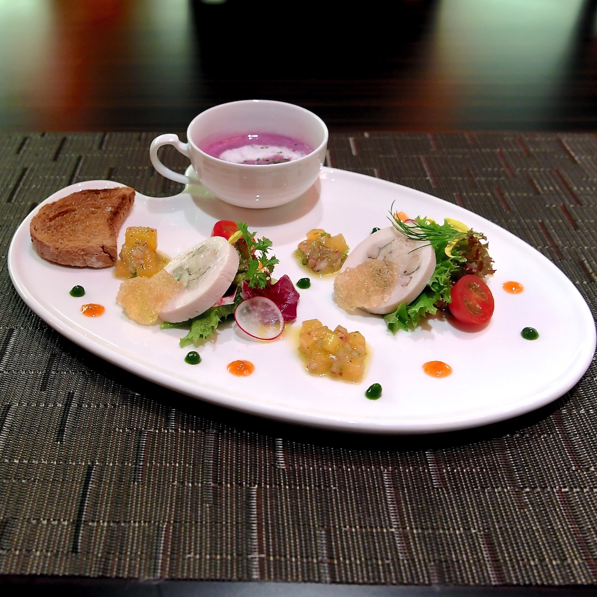 鶏胸肉と茸のガランティーヌ 柿のサルサを添えて 　紫芋と豆乳のスープ