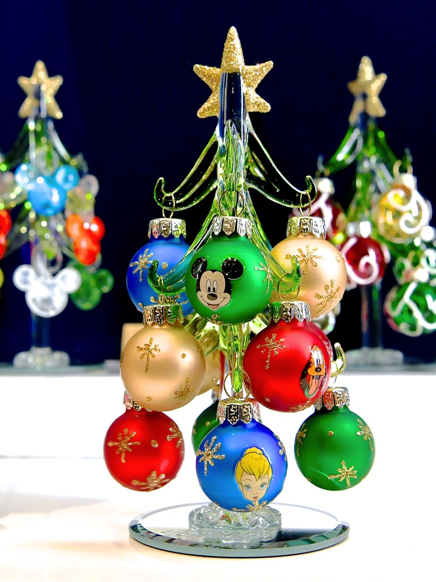 ディズニーキャラがカラフルなオーナメントに 東京ディズニーランド ガラスの靴 クリスマスツリー