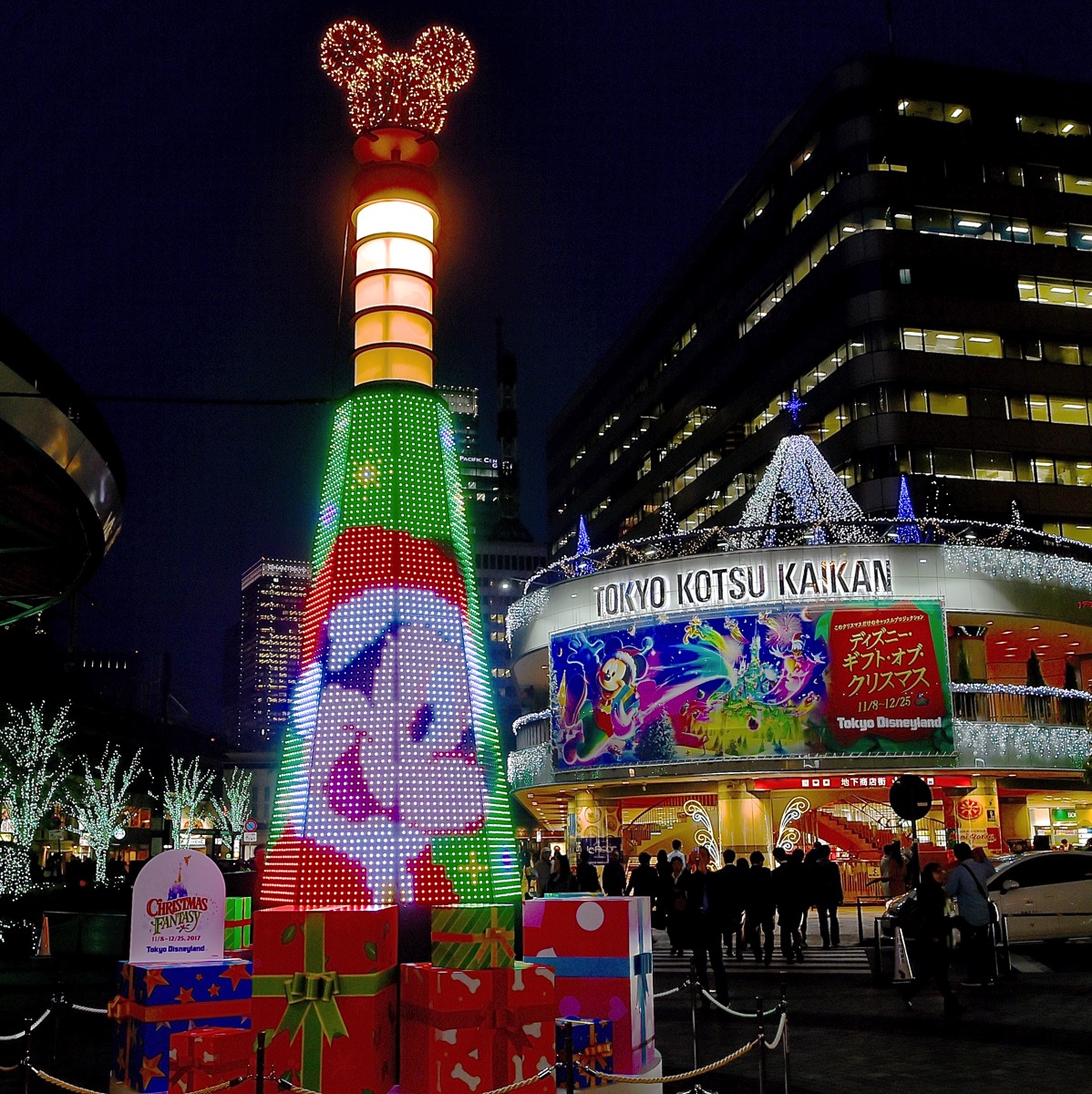 有楽町にミッキーたちの輝くツリーが登場 東京ディズニーリゾート クリスマスツリー展示