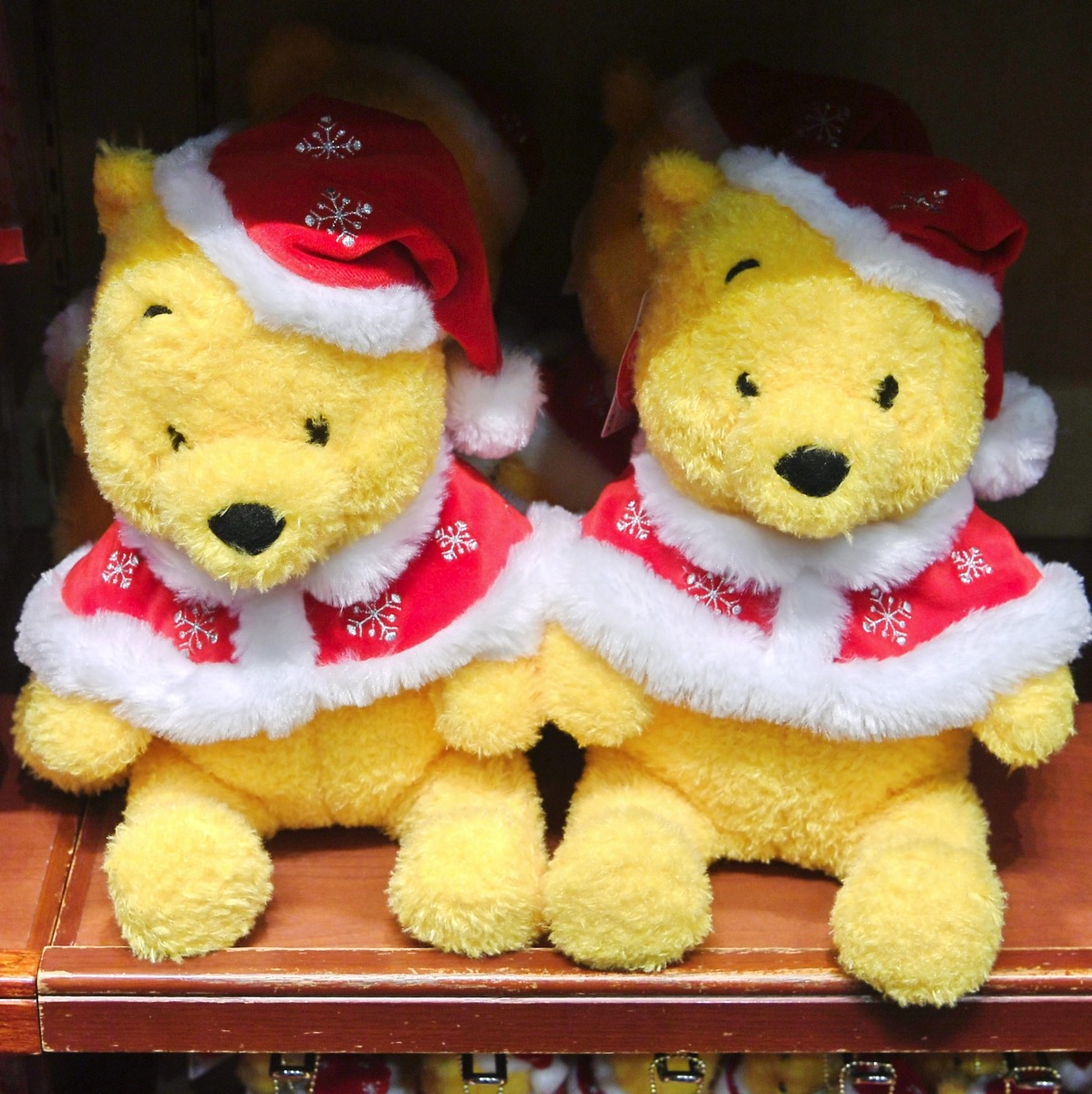 サンタ帽マント姿がかわいい！東京ディズニーリゾート“ディズニー・クリスマス2017”くまのプーさんぬいぐるみバッジ