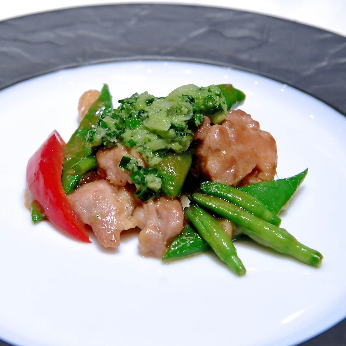 鶏肉と季節の野菜の炒め グリーンピースソース添え 　アップ