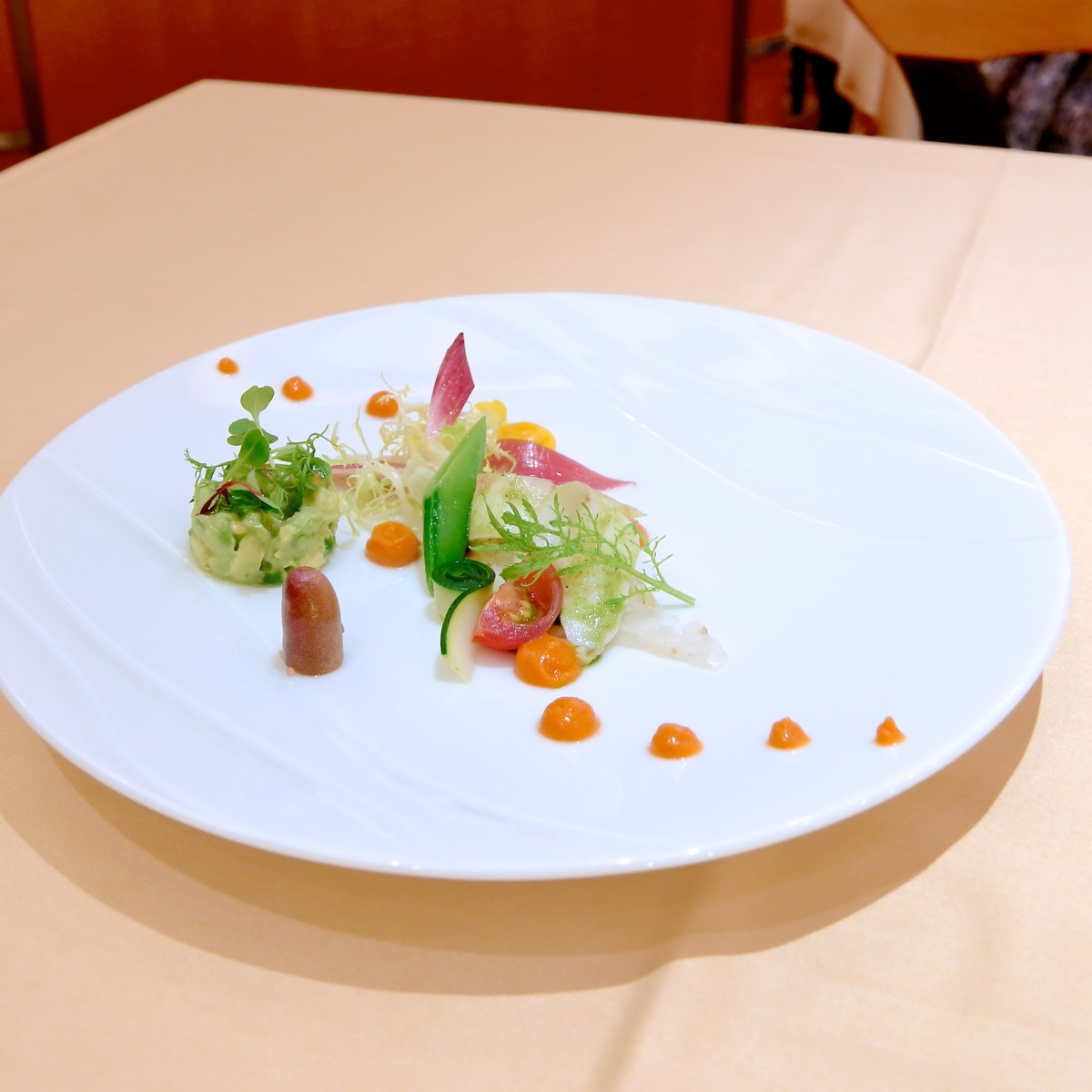 真鯛とイカのグリルマリネ スモークトマトソース 　彩り野菜のサラダと共に