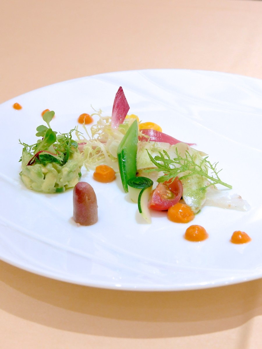 真鯛とイカのグリルマリネ スモークトマトソース 　彩り野菜のサラダと共に　アップ