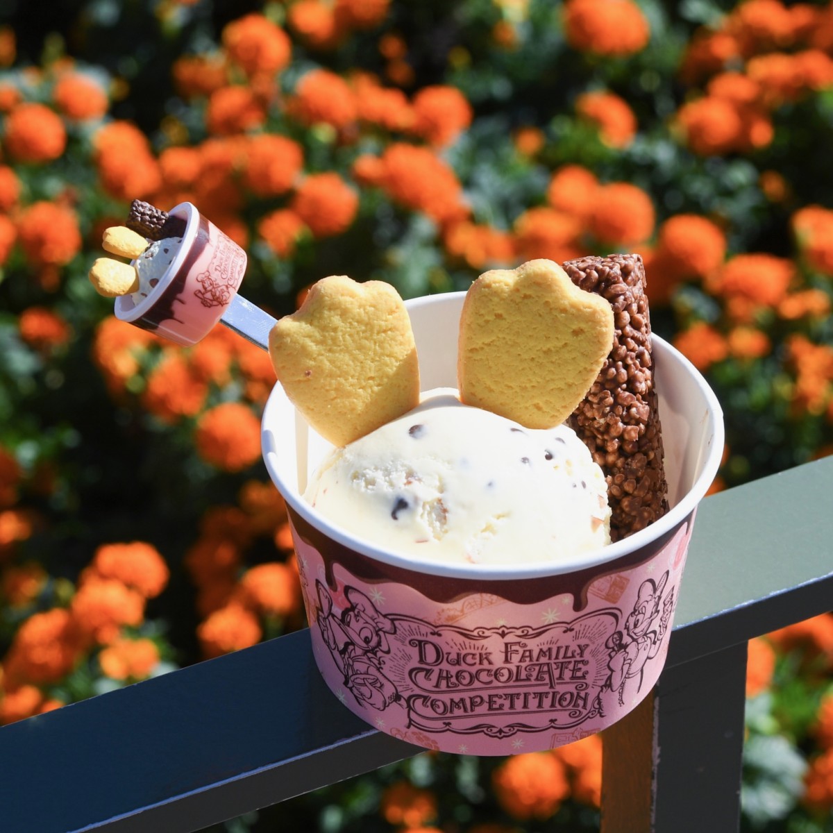 チョコレートクランチがテーマ アイスクリームコーン 東京ディズニーリゾート35周年 スペシャルメニュー