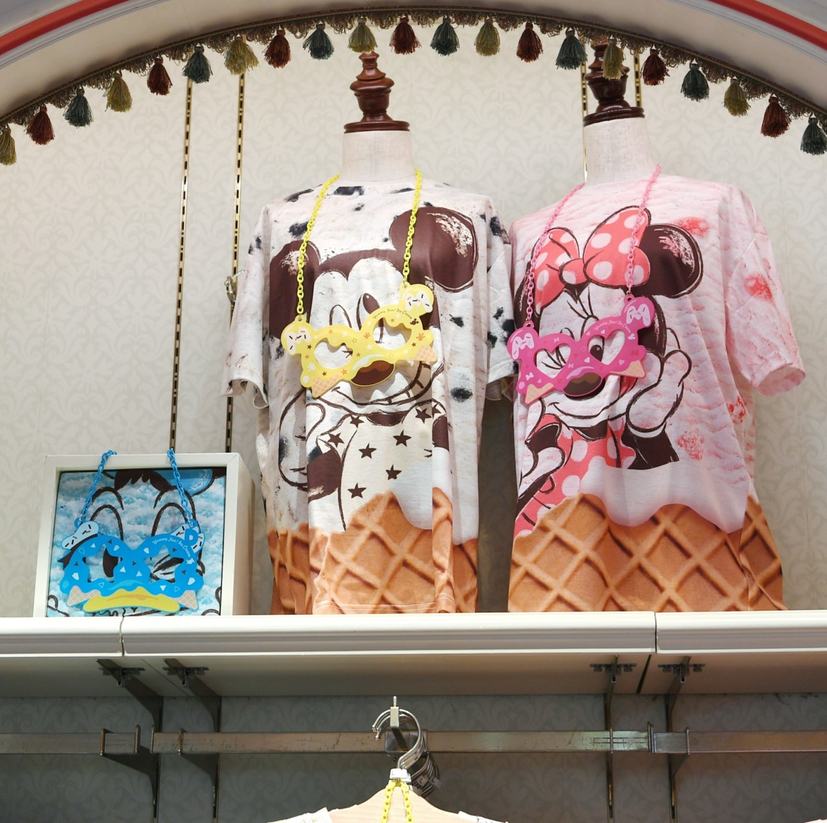 東京ディズニーランド　ミッキー・ミニー・ドナルドアイスクリームネックレス　ディスプレイ
