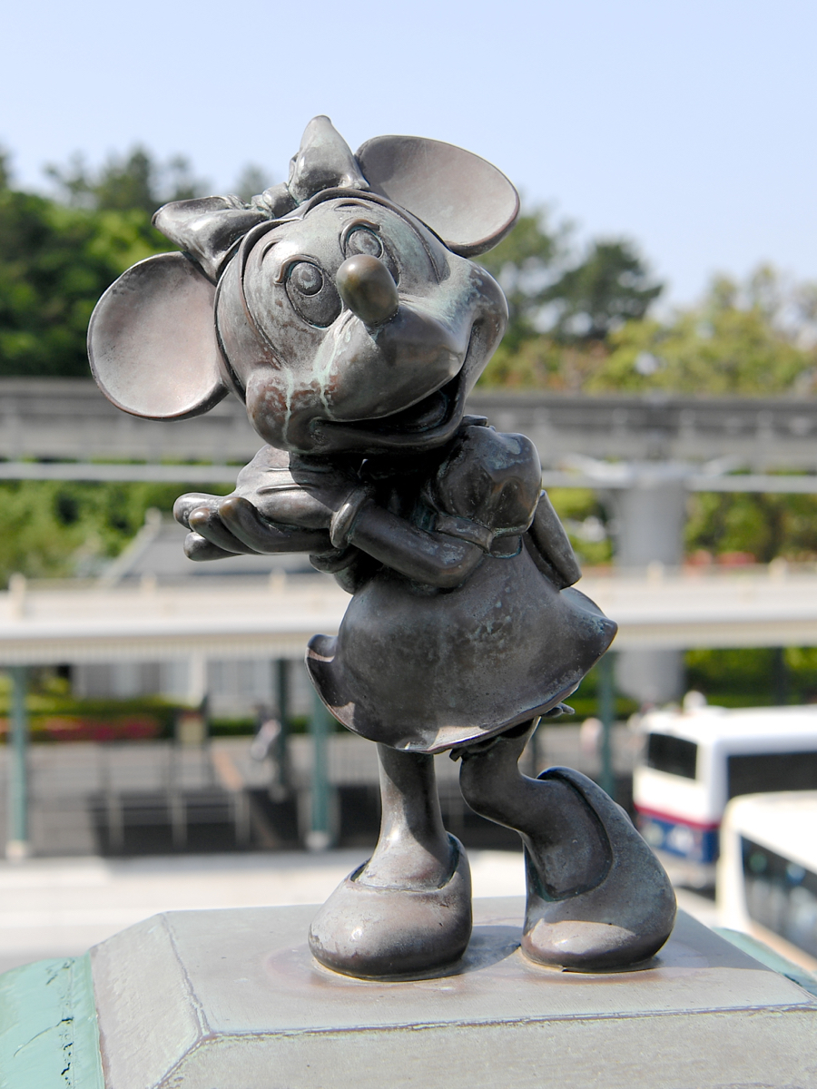 ミニーマウス　ブロンズ像