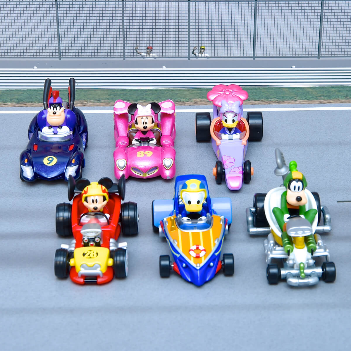トミカ『ミッキーマウスとロードレーサーズ』レースカー　正面