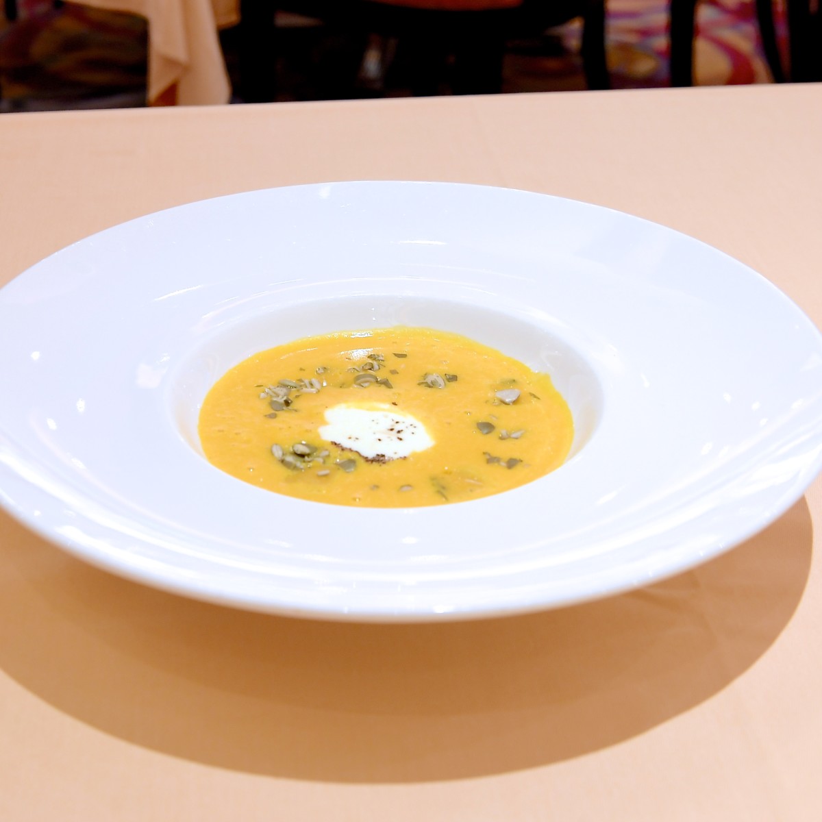 カボチャのスープ セージ風味のニョッキを浮かべて