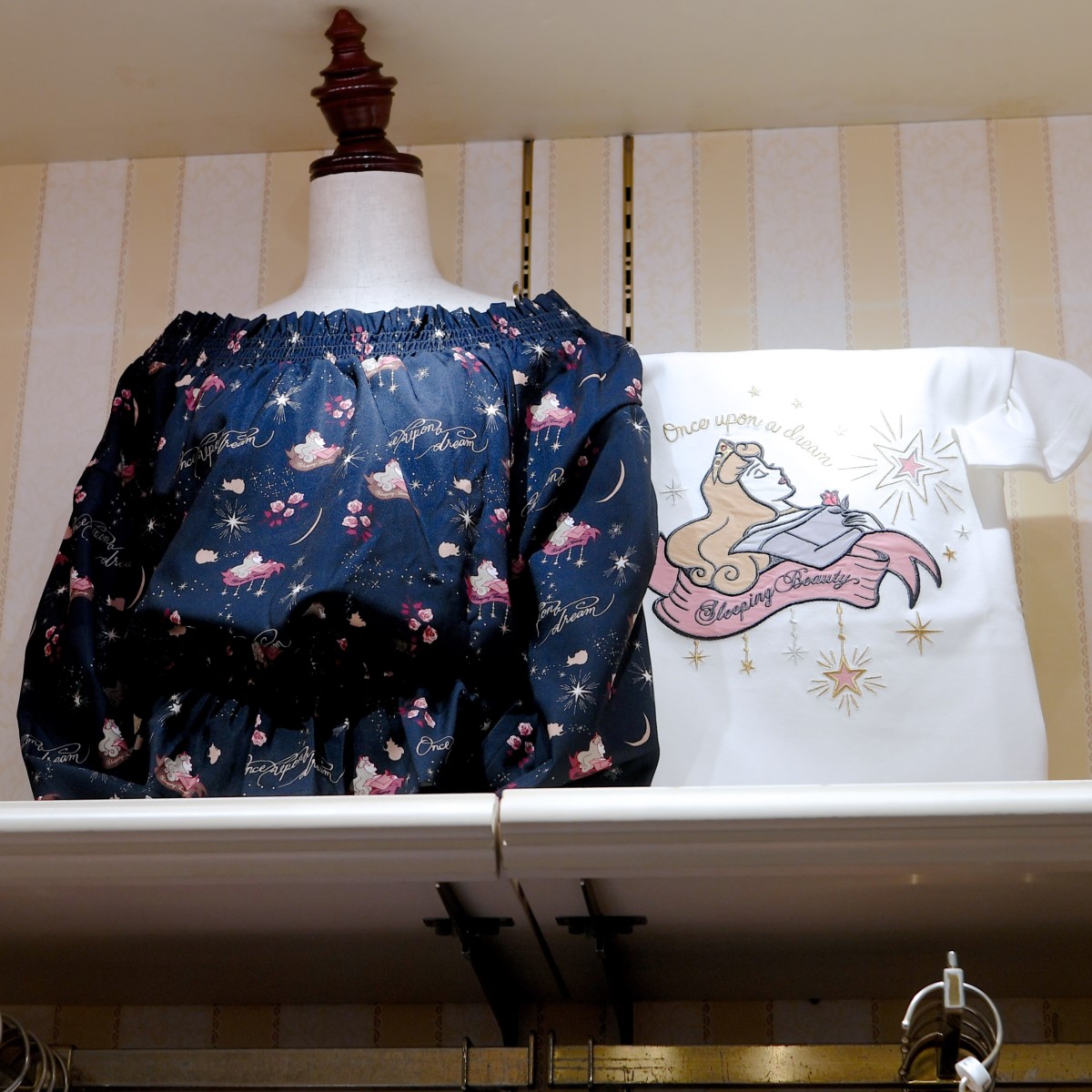 落ち着いたオーロラ姫デザインがかわいい 東京ディズニーランド 眠れる森の美女 ファッションアイテム