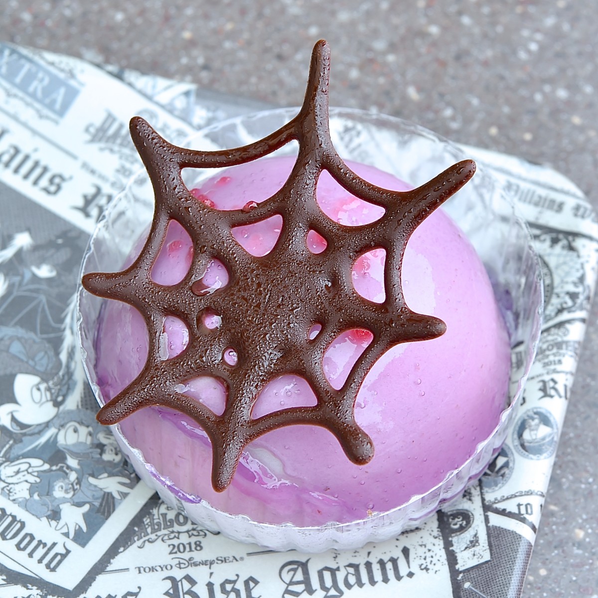 タブロイド紙風スーベニアプレート付き 東京ディズニーシー ディズニー ハロウィーン18 紫芋のムースケーキ