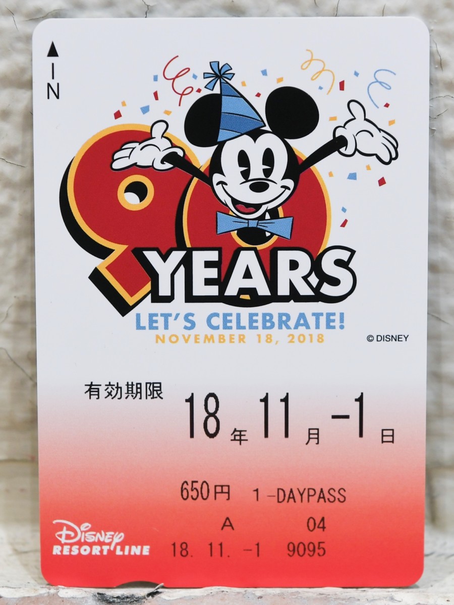 歴代チケットなどの総柄アートがかわいい 東京ディズニーランド ミッキーマウス90周年スペシャルグッズ