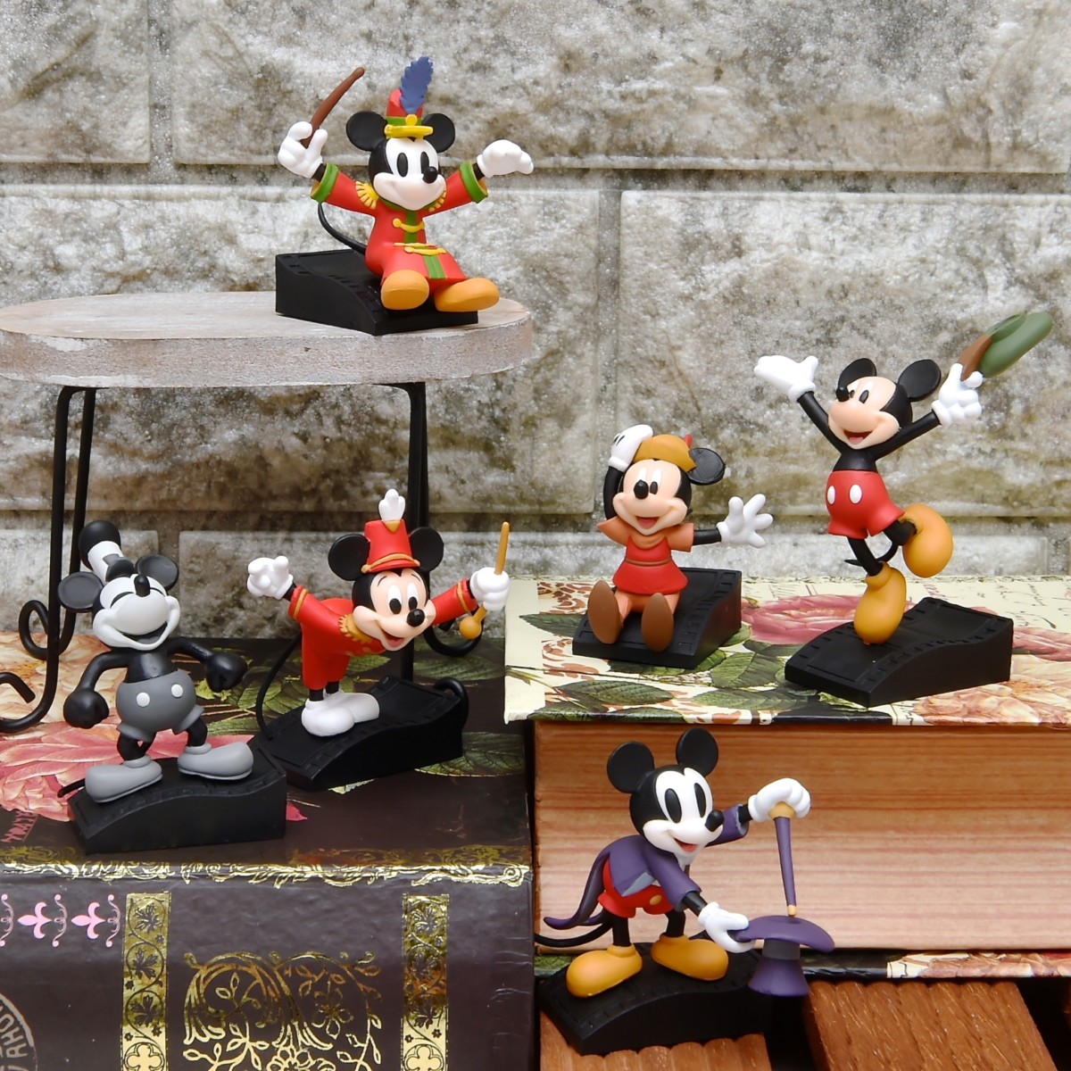 歴代ミッキーが大集合 タカラトミーアーツ ガチャ ディズニーキャラクター ミッキーマウス 90周年デザインフィギュアコレクション