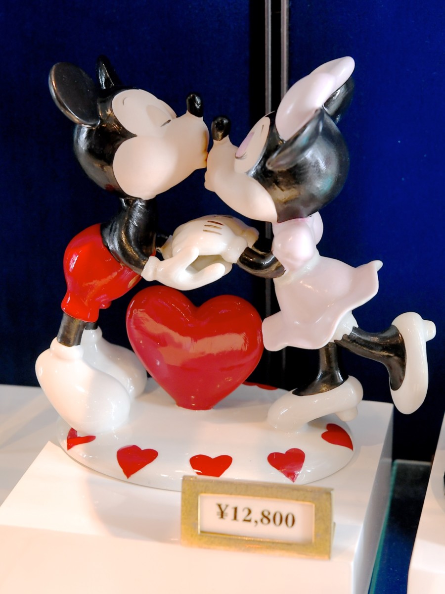 ラブラブなミッキー ミニーデザインも 東京ディズニーランド ペーパーウェイト 陶器の置物